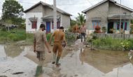Permalink to Camat Mesuji Timur dan Kepala Desa Sungai Cambai Blusukkan Memantau Salah Satu Rumah Warga yang Tembok nya Retak-Retak Akibat Banjir Ruap