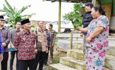 Permalink to Amir dan Istri Bahagia Dibangun Rumah Layak Huni oleh Pj Bupati Apriyadi