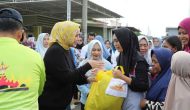 Permalink to Ibu Riana Sari Berikan Bantuan Sembako Program Siger kepada Warga Terdampak Banjir