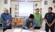Permalink to Terima Hibah Tanah Eks Rumah Dinas Bea Cukai untuk Perluasan TPU Riyadhatul Jannah, Bupati Anwar Sadat Tandatangani Naskah Hibah di Kanwil Dirjend Kekayaan Negara Jambi