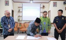 Permalink to Terima Hibah Tanah Eks Rumah Dinas Bea Cukai untuk Perluasan TPU Riyadhatul Jannah, Bupati Anwar Sadat Tandatangani Naskah Hibah di Kanwil Dirjend Kekayaan Negara Jambi