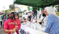 Permalink to Kunjungi Festival Pasar Takjil, Ibu Riana Sari Arinal Lepas Bantuan OPD Program Siger