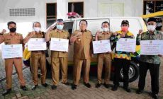 Permalink to Gubernur Serahkan 6 Ambulans untuk Kepala Desa dan 1 Operasional Penyuluh Pertanian