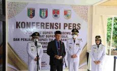 Permalink to Sekdaprov Lampung Bersama Tiga Penjabat Bupati Berikan Keterangan Pers Usai Upacara Pelantikan
