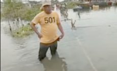 Permalink to Kades Sidang Muara Jaya Selama Kebanjiran Sibuk Mencari Solusi Agar Kedepan Warga nya Tidak Mengalami Ke Banjiran Lagi, 20 Hari ini Air Masih Bertahan