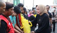 Permalink to Ibu Riana Sari Beri Bantuan Sembako dari Program Siger kepada Karyawan Toko, Pedagang dan Pemulung