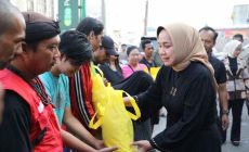 Permalink to Ibu Riana Sari Beri Bantuan Sembako dari Program Siger kepada Karyawan Toko, Pedagang dan Pemulung