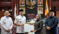 Permalink to Gubernur Mirza Serahkan Plt Bupati kepada Ayu Asalasiyah, Gantikan Ali Rahman yang Meninggal Dunia