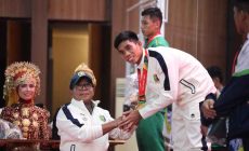 Permalink to Pj. Gubernur Lampung Kalungkan Medali Emas kepada Atlet Muaythai Peraih Medali Emas