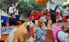 Permalink to Arinal Djunaidi dan Riana Sari Menyapa Warga dalam Pawai Kendaraan Hias