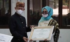 Permalink to Gubernur Berikan Penghargaan dari OASE Kabinet Indonesia Maju kepada Perempuan Berjasa dan Berpestasi