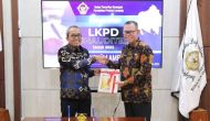 Permalink to Sekdaprov Fahrizal Serahkan LKPD Tahun 2023 kepada Kepala BPK Perwakilan Lampung