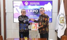 Permalink to Sekdaprov Fahrizal Serahkan LKPD Tahun 2023 kepada Kepala BPK Perwakilan Lampung