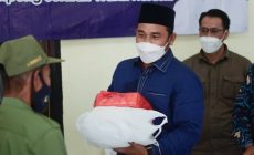 Permalink to Ketua Komisi II DPRD Lampung WFS Bagikan Masker Ke Hansip