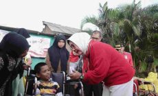 Permalink to Riana Sari Arinal Salurkan Sembako dan Kursi Roda di TPA Bakung dan TPA Sukaraja