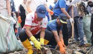 Permalink to Pj. Gubernur Samsudin Bersama Masyarakat Lakukan Aksi Bersih-bersih Pantai di Pantai Payang Panjang