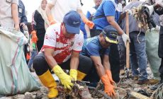 Permalink to Pj. Gubernur Samsudin Bersama Masyarakat Lakukan Aksi Bersih-bersih Pantai di Pantai Payang Panjang