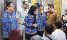 Permalink to Pastikan Kelancaran Masyarakat Membayar Pajak, Wagub Jihan Nurlela Tinjau Pelaksanaan Pemutihan Pajak Kendaraan Bermotor dan BBNKB Tahun 2025 di Samsat Metro dan Lampung Timur