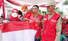 Permalink to Wali Kota Eva Dwiana Bagikan Bendera Merah Putih Semarakkan HUT Ke-78 RI