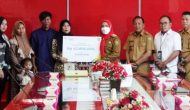 Permalink to Wali Kota Eva Dwiana Serahkan Polis Asuransi Rp42 Juta kepada Ahli Waris Nelayan