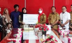 Permalink to Wali Kota Eva Dwiana Serahkan Polis Asuransi Rp42 Juta kepada Ahli Waris Nelayan