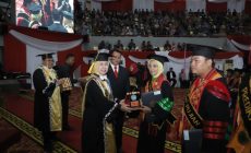 Permalink to Wisudawan Terbaik I Program Doktor Puji Lestari Ajak Utamakan Attitude Setelah Ilmu