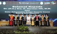 Unila Anugerahi Herman HN Doktor Honoris Causa Bidang Ilmu Ekonomi