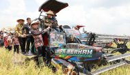 Permalink to Pj. Gubernur Samsudin dan Ibu Maidawati Panen Raya Padi Musim Tanam Gadu di Mesuji