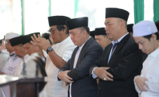 Permalink to Pj Gubernur Sumsel dan Ketua PKK Sumsel Sholat Idul Fitri Bersama dan Sambut Kemenangan dengan Syukur
