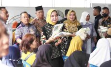 Permalink to Ketua LKKS Riana Sari Berikan Ratusan Bantuan Sembako di Tuba dan Tubaba