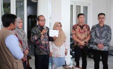 Permalink to Pantarlih Lakukan Coklit Data Pemilih Pilkada 2024 kepada Pj. Gubernur Samsudin dan Ibu Maidawati