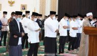 Permalink to Gubernur Arinal dan Ibu Riana Shalat Ied di Mahan Agung, Tingkatkan Ketaqwaan kepada Allah SWT