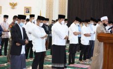 Permalink to Gubernur Arinal dan Ibu Riana Shalat Ied di Mahan Agung, Tingkatkan Ketaqwaan kepada Allah SWT