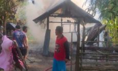 Permalink to Plt Camat Suker Bersama Damkar Berjibaku Padamkan Api Yang Menghanguskan Rumah Warga Permalink to Plt Camat Suker Bersama Damkar Berjibaku Padamkan Api Yang Menghanguskan Rumah Warga