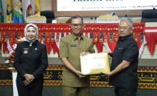 Rapat Paripurna DPRD Lampung, Fahrizal Serahkan RAPBD 2025 ke Wakil Ketua 3