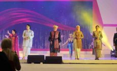 Permalink to HUT Dekranas ke-43, Ketua Dekranasda Lampung Dapat Kehormatan Tampilkan Tapis Pada Fashion Show