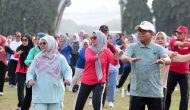 Permalink to Hari Pertama Berdinas, Pj. Gubernur Samsudin dan Ibu Maidawati Senam Bersama Pegawai Pemprov