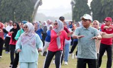 Permalink to Hari Pertama Berdinas, Pj. Gubernur Samsudin dan Ibu Maidawati Senam Bersama Pegawai Pemprov
