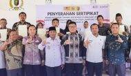 Permalink to Ketua DPRD Provinsi Lampung, Ahmad Giri Akbar, Menyerahkan Sertipikat Tanah Program Pendaftaran Tanah Sistematis Lengkap (PTSL) Tahun 2025