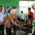 Ibu Riana Sari Serahkan Bantuan Kursi Roda, Alat Bantu Jalan dan Dengar kepada Warga Tulang Bawang