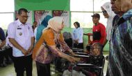 Permalink to Ibu Riana Sari Serahkan Bantuan Kursi Roda, Alat Bantu Jalan dan Dengar kepada Warga Tulang Bawang