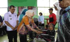 Permalink to Ibu Riana Sari Serahkan Bantuan Kursi Roda, Alat Bantu Jalan dan Dengar kepada Warga Tulang Bawang