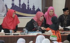 Permalink to Momentum Peringatan Isra Mir’aj, Ketua TP PKK Hj. Fadhilah Sadat Bagikan Perlengkapan Tas Sekolah kepada Anak Yatim