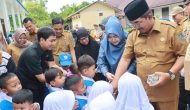 Permalink to Bupati Anwar Sadat dan Ketua TP-PKK Salurkan Kartu Keluarga Sejahtera dan Bantuan Sembako untuk Masyarakat