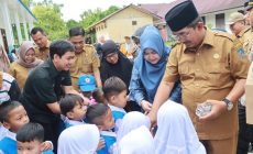 Permalink to Bupati Anwar Sadat dan Ketua TP-PKK Salurkan Kartu Keluarga Sejahtera dan Bantuan Sembako untuk Masyarakat