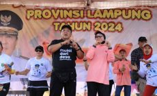 Permalink to Gebyar Posyandu 2024, Gubernur Arinal dan Ibu Riana Senam Bersama Masyarakat Pringsewu