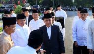 Permalink to Pj Gubernur Agus Fatoni dan Keluarga Salat Ied Berjamaah bersama Masyarakat Sumsel di Halaman Griya Agung