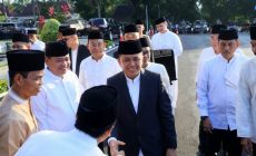 Permalink to Pj Gubernur Agus Fatoni dan Keluarga Salat Ied Berjamaah bersama Masyarakat Sumsel di Halaman Griya Agung
