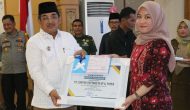 Permalink to Bupati Tanjab Barat Berikan Penghargaan Kepada Pengelola PBB-P2 Terbaik