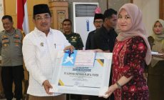 Permalink to Bupati Tanjab Barat Berikan Penghargaan Kepada Pengelola PBB-P2 Terbaik